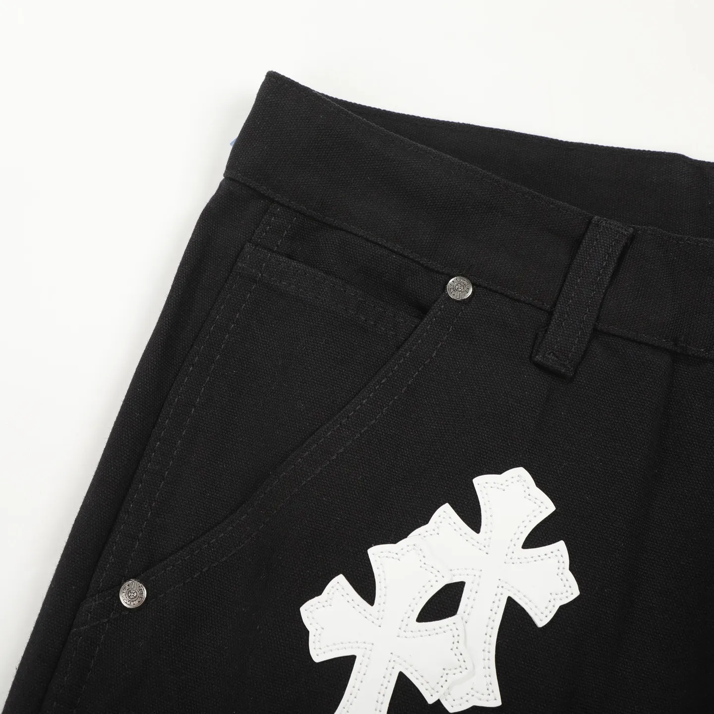 P280 Chrome Hearts Black Timber Pants Red Leather and White Leather Elements Washed Jeans Really restores the ultimate vintage texture. Three-dimensional version. Loose and comfortable, not picky about the figure. Makes you look taller and slimmer. Made by a factory. Original quality control. Same style for men and women. Can be matched with couples. Versatile recommendation. Must-have jeans for all seasons. Fashionistas have been disappointed. The quality selection of fabrics, the tailoring of details, and the matching of patterns are all impeccable! The upper body is so handsome when worn...it can be easily worn by men, women and children! The craftsmanship is made of heavy-duty washed pure cotton denim fabric. After washing, it is soft and thick and looks very stylish when worn. Color: black Size: 28 30 32 34 36